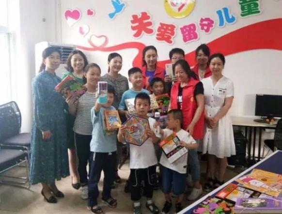 惠若琪老公生日夫妻恩爱同框,老杨紧挨老婆憨笑,夫妻相越来越浓